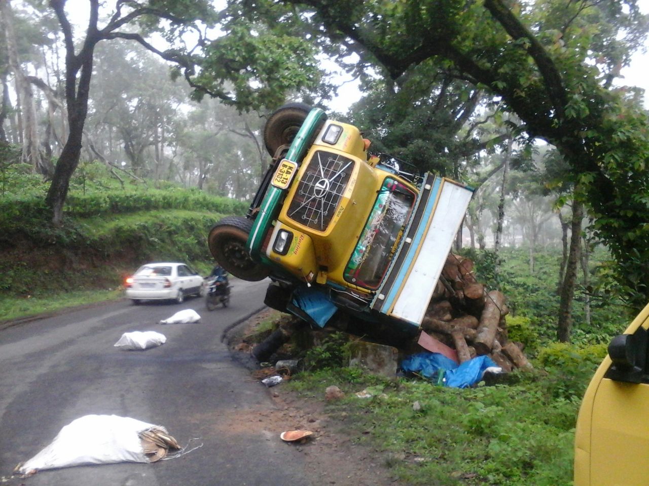 ರಸ್ತೆಗೆ ಉರುಳಿದ ಲಾರಿ